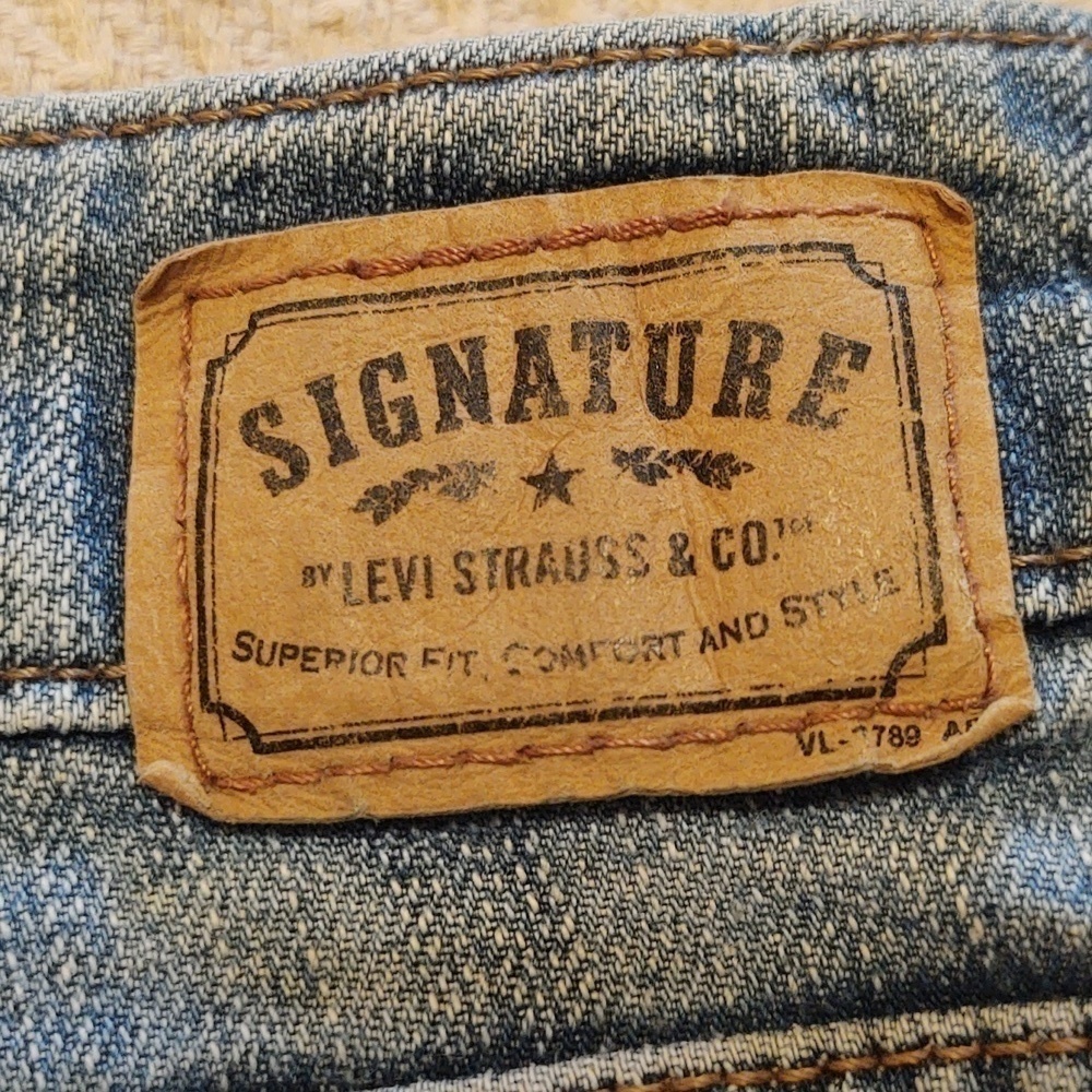 Signature by Levi Strauss Women's Low Rise Bootcut Jeans - Picture 5 of 7